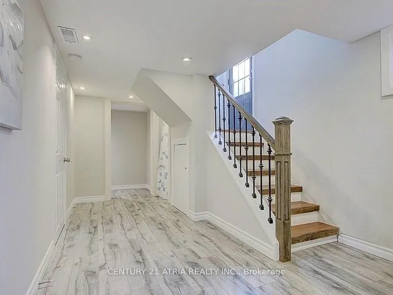 21 Alice Cres — Photo 3