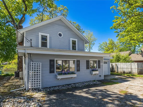 6863 Brightwood Ct, Waterford, MI 48327