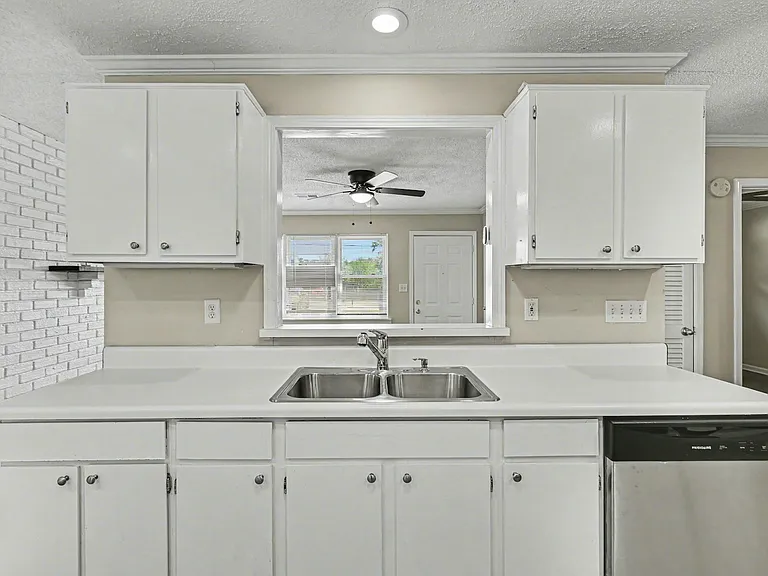 3670 Goodwin Rd — Photo 9