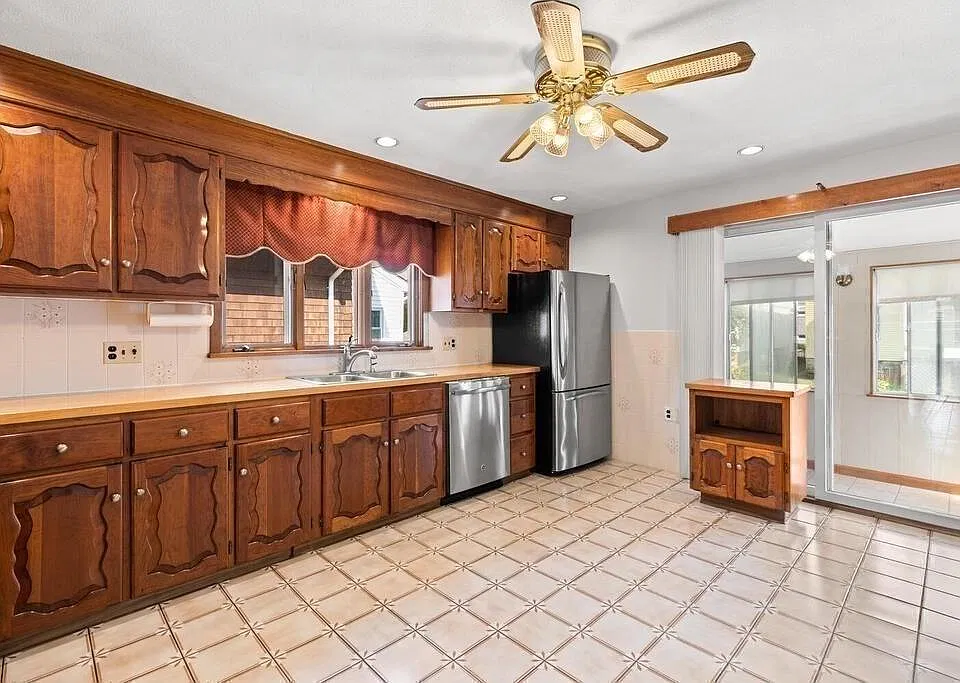 146 W Adams St #2A