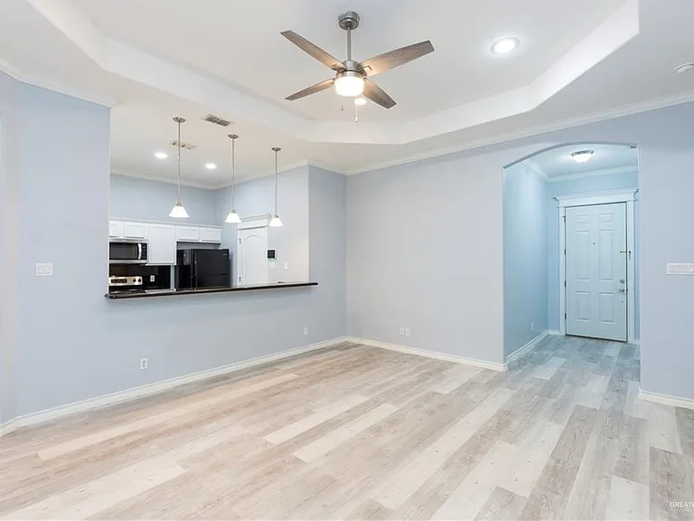 708 S Excalibur St — Photo 2