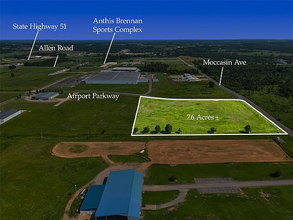 4th image of 900 Airport Pkwy