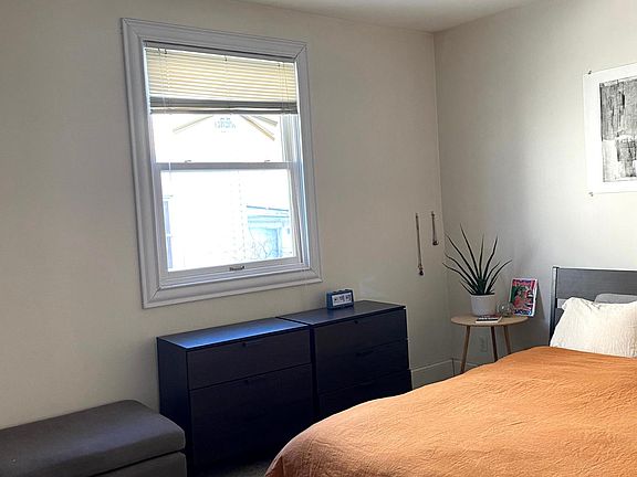 5th image of 2-605 4th St NE #2