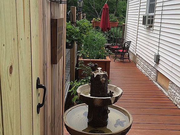 Side deck and vegetables gar