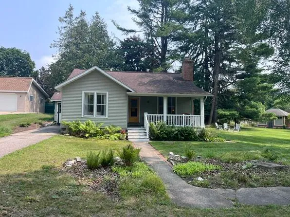 8497 Mill St, Onekama, MI 49675