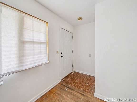 3rd image of 303 N Beaumont St