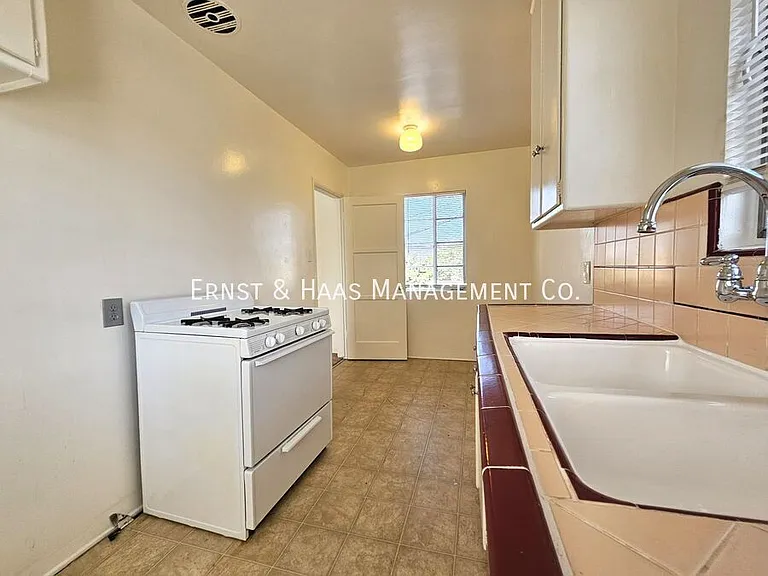 1027 E 7th St #10 — Photo 5