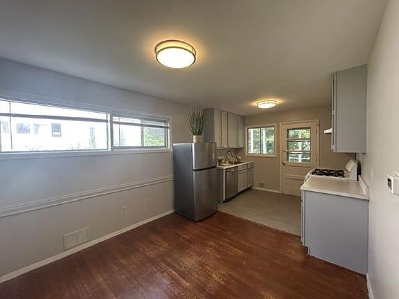 5th image of 328 W Edmonston Dr