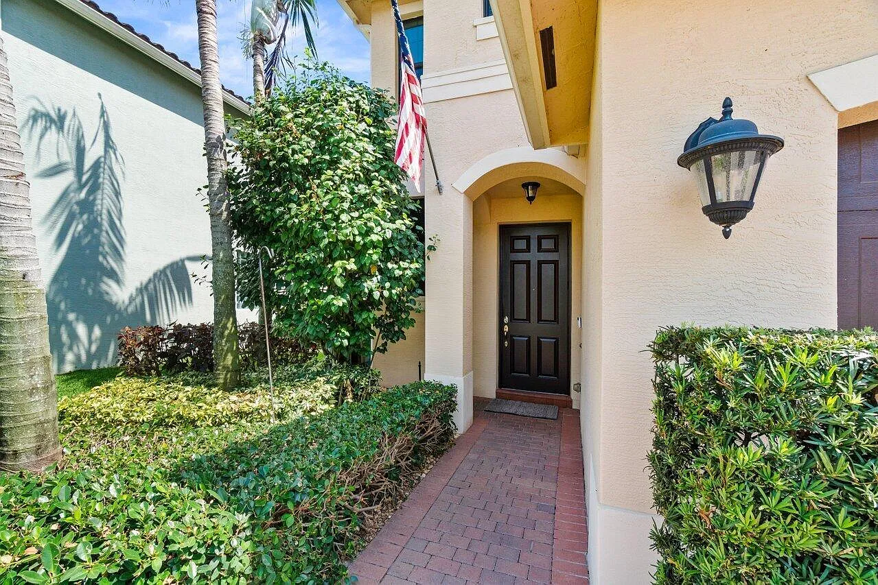 3 bed, 2.5 bath, 1972 sqft, $4,900 — Photo 3