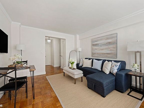 3rd image of 333 E 75th St APT 8D