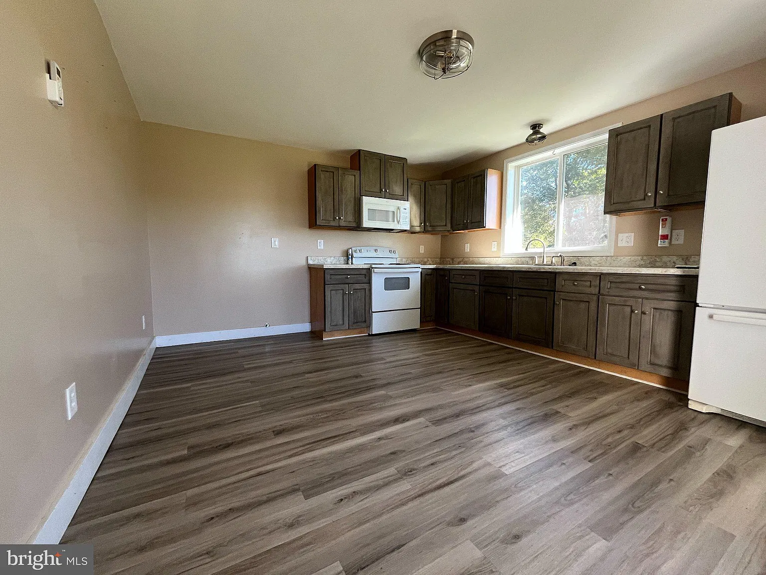 3 bed, 1.5 bath, 1500 sqft, $1,250 — Photo 3