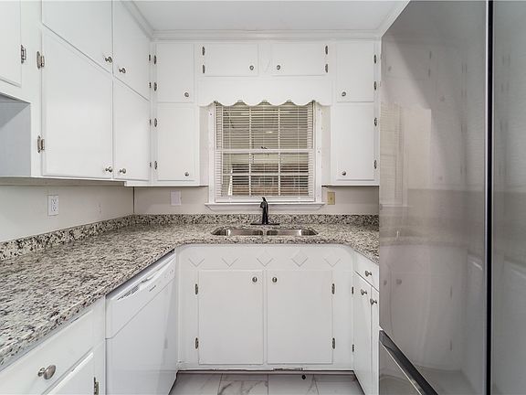 3rd image of 907 Euclid Ave