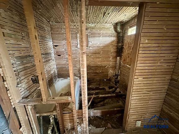 4th image of 532 Nowlin St