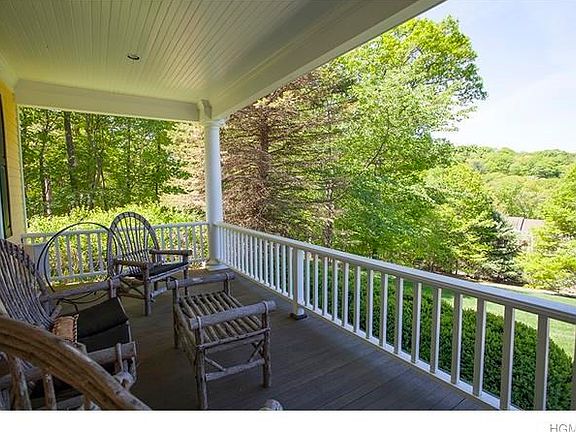 3rd image of 7 Falcon Woods Ct
