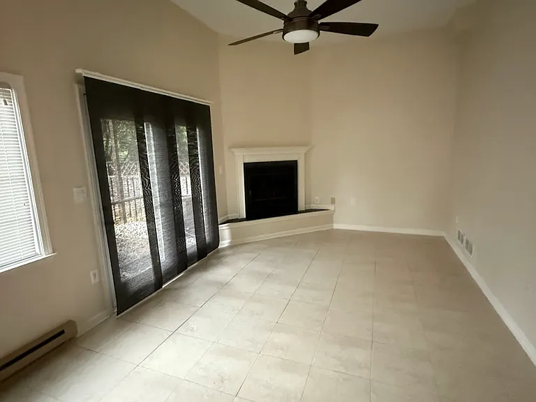 1023 Lindsay Ln — Photo 4