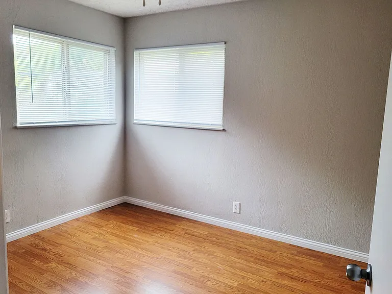563 Lowell Ave — Photo 16