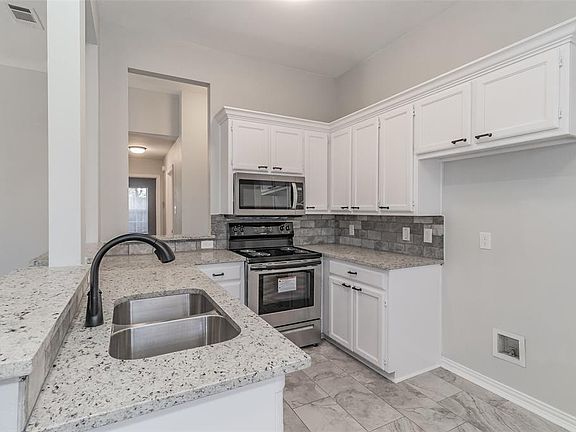 3rd image of 2208 Oak Park Dr