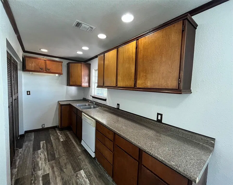 2 bed, 1.0 bath, 1056 sqft, $1,195 — Photo 3