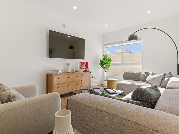 4th image of 7050 Hawthorn Ave #7
