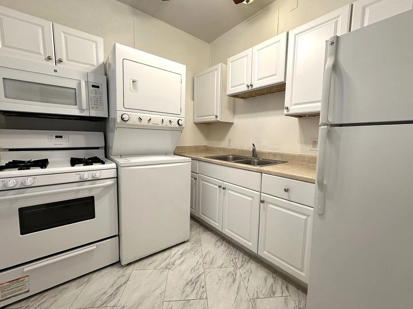 Hillcrest 1-Bedroom Duplex w/Parking and In-Unit Laundry- Available Now! — Photo 2
