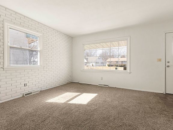 2nd image of 3311 Chateau Ln
