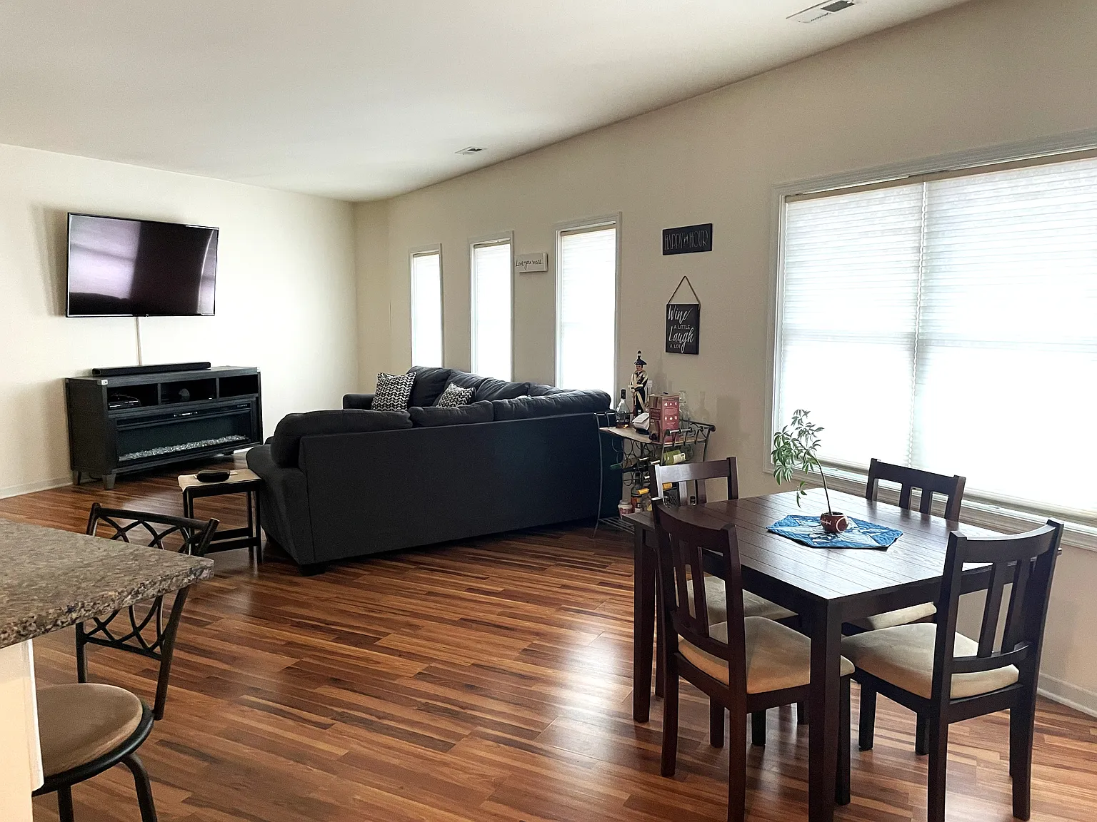 1 bed, 1.5 bath, 1190 sqft, $1,495 — Photo 2