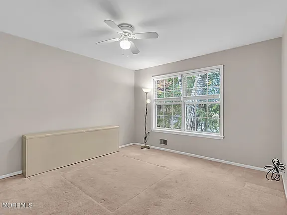 565 Woodbine Ln — Photo 14