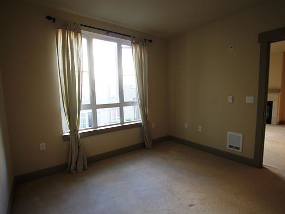 5th image of 1840 25th Ave NE APT 304