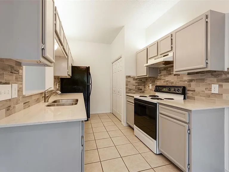 9100 Mountain Ridge Dr #105 — Photo 6