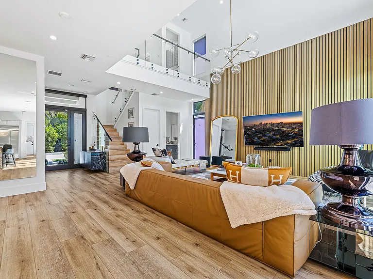 549 NE 10th Ave — Photo 13