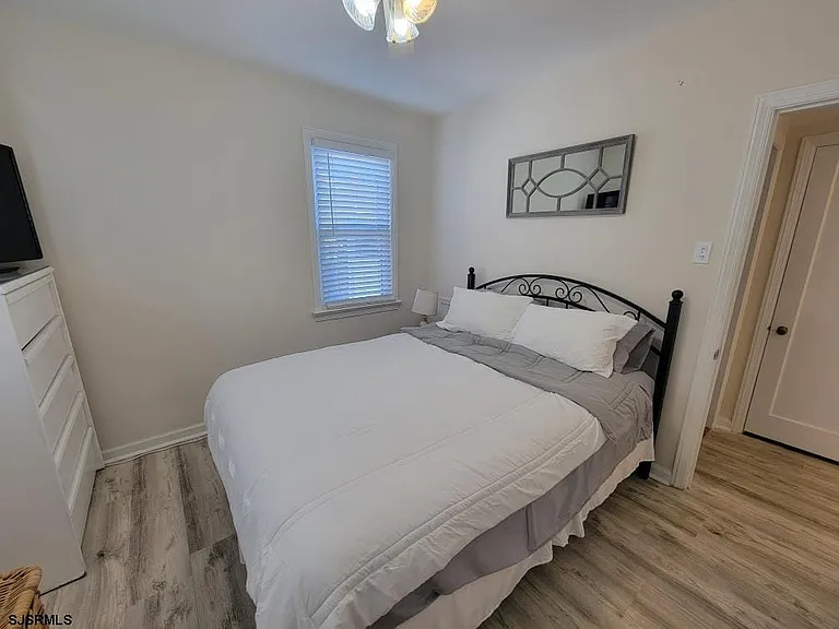 209 N Granville Ave — Photo 16