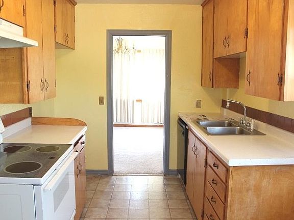 5th image of 2221 NW Baltimore Cir