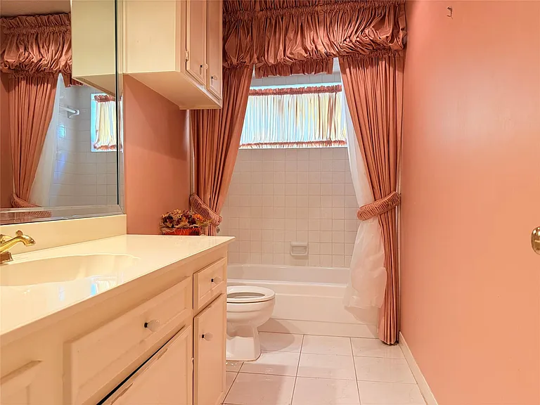 11318 Briar Forest Dr — Photo 16