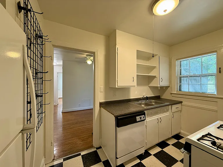 2466 Grinstead Dr — Photo 34