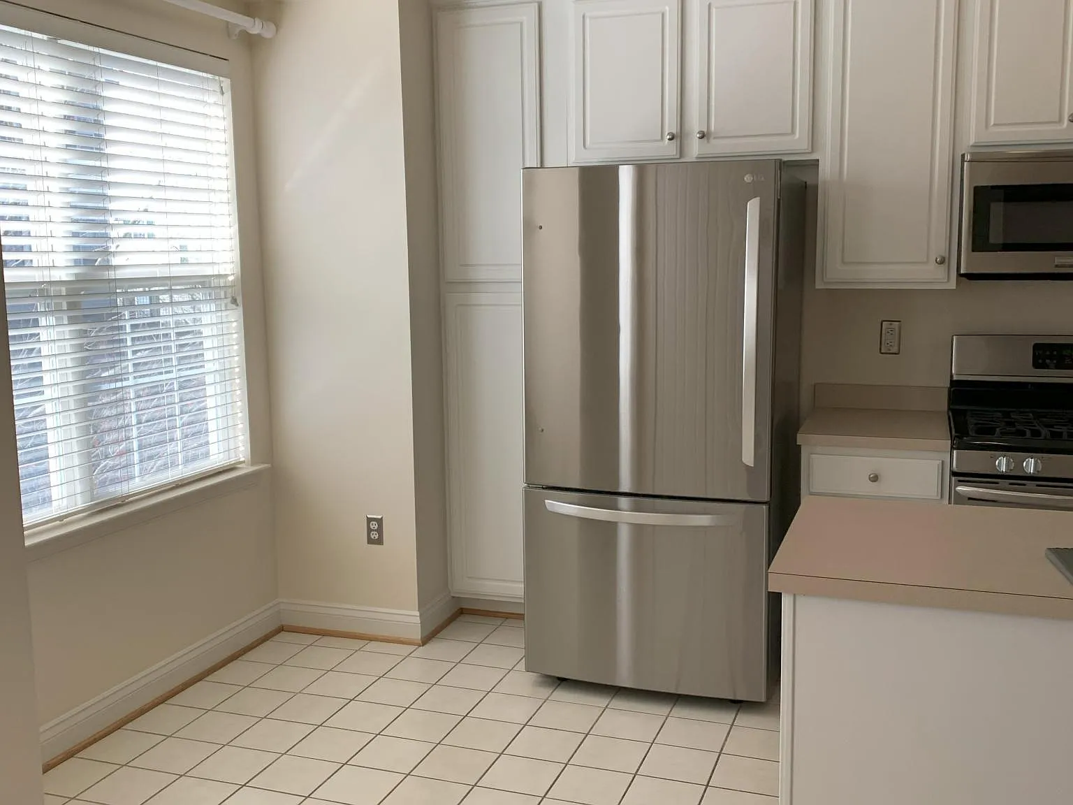3 bed, 2.5 bath, 2266 sqft, $3,500 — Photo 3