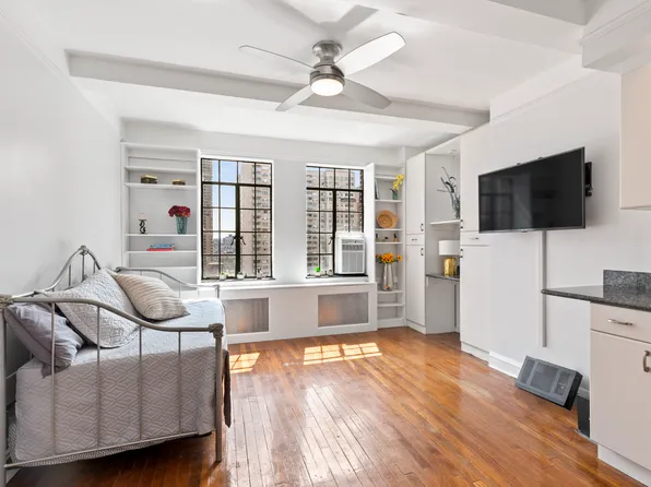 320 East 42nd Street image 1 of 11