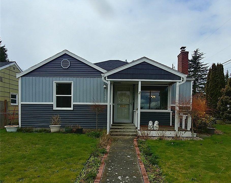 Private corner property home, completely fenced and facing a greenbelt and entrance to Interurban Trail.  Sip your morning coffee on the east facing porch while enjoying the Cascade Mountain Peak views.
