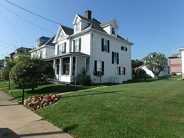 169 N Maiden St photo 1