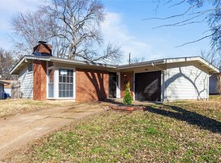 4 Country Ln, Florissant, MO 63033