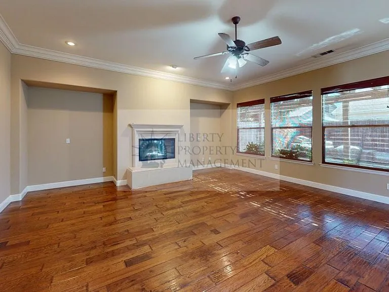 1004 Marigold Ln — Photo 2
