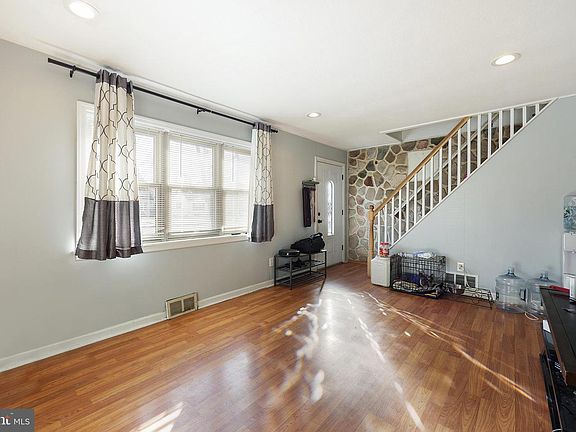 4th image of 266 Eaton Ave