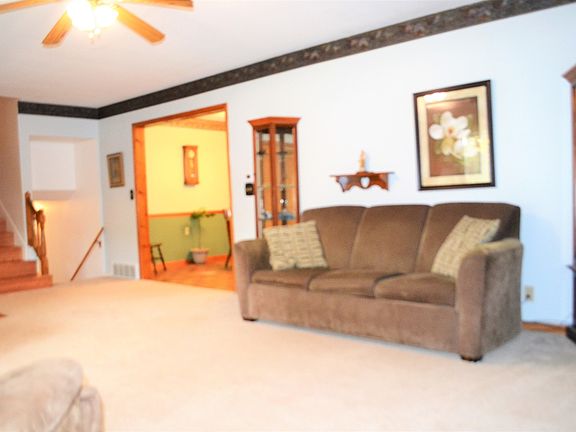 5th image of 818 N Western Hills Dr