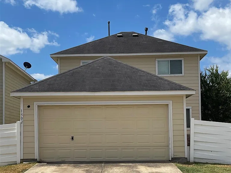 1502 Claremont Garden Cir — Photo 16