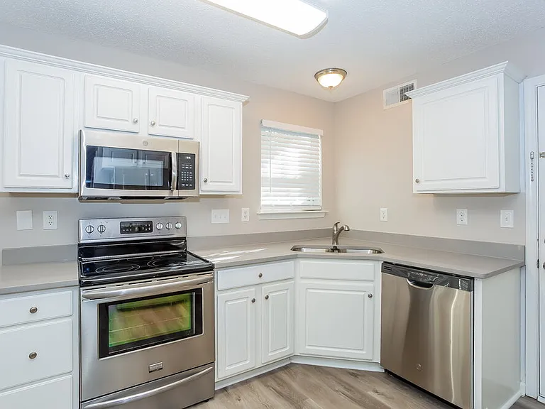 7425 Saddle Trail Ln — Photo 8