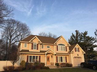 2 Meridan Ln, Nanuet, NY 10954