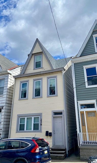 2-unit bldg.; available unit encompasses 2nd and 3rd floors here