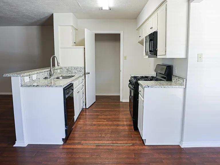 1302 Crescent St — Photo 16