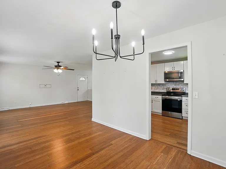 2413 Hoffman St — Photo 11