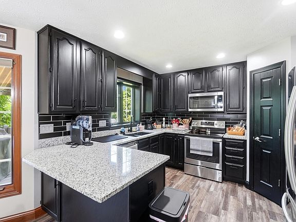3rd image of 1126 Kingsgate Rd