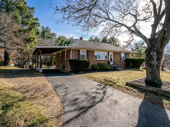 20 N Lynnhaven Dr, Staunton, VA 24401